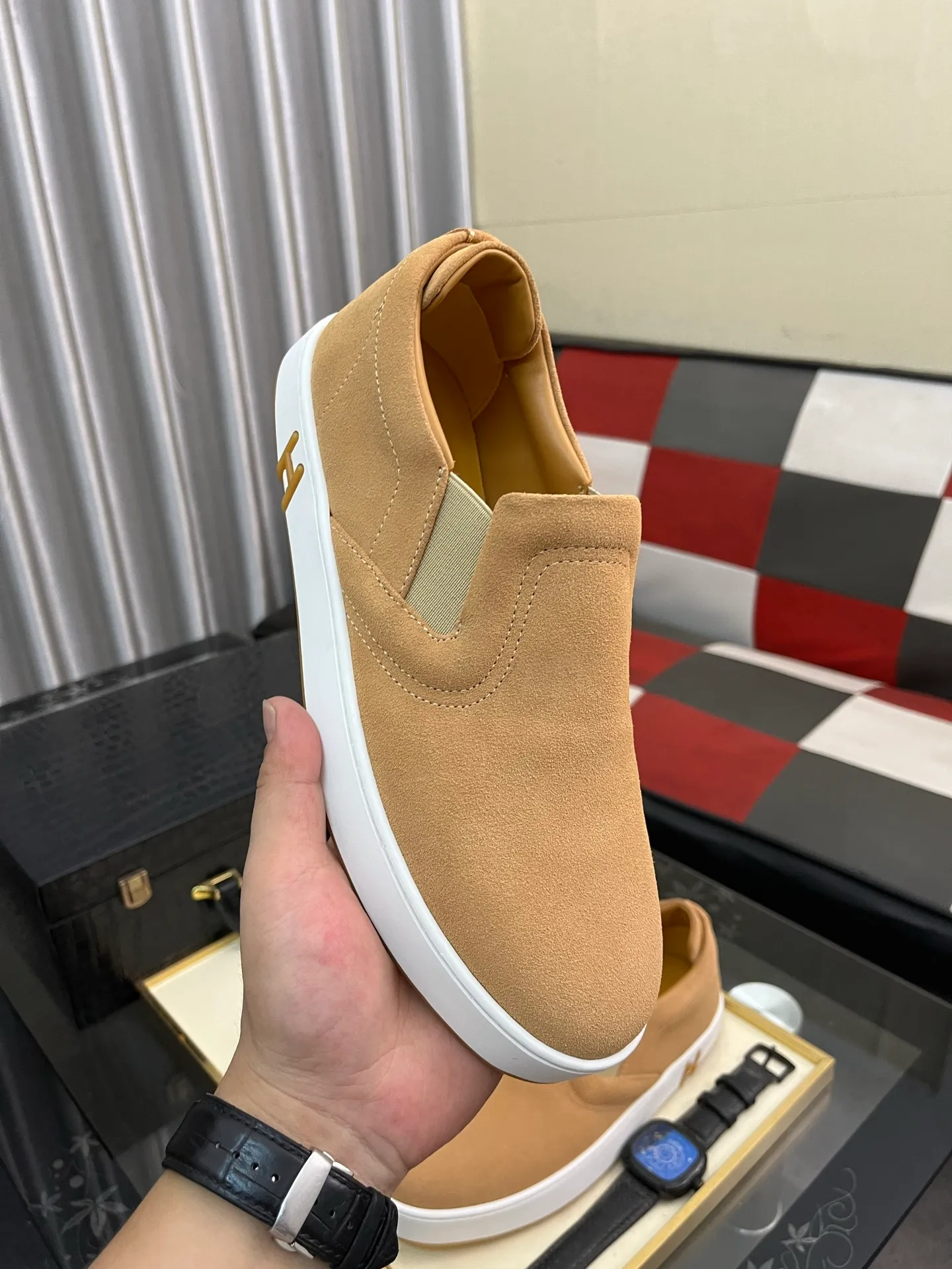 Men's Men's Shoes💰458⌚️⌚️HERMES/Hermès Hugo sneakers are casual men's shoes. These sneakers are made of imported first-layer cowhide leather and breathable mesh design. The contrasting color design creates a dynamic and modern shape. The front end of the toe is decorated with natural-color rubber inlays, making it novel and fashionable. The texture is incomparable, with cowhide lining and cowhide foot pads, the upper foot is comfortable and breathable, and the rubber sole is decorated with geometric patterns and iconic "H" details. A very personal one! Size: 38-44